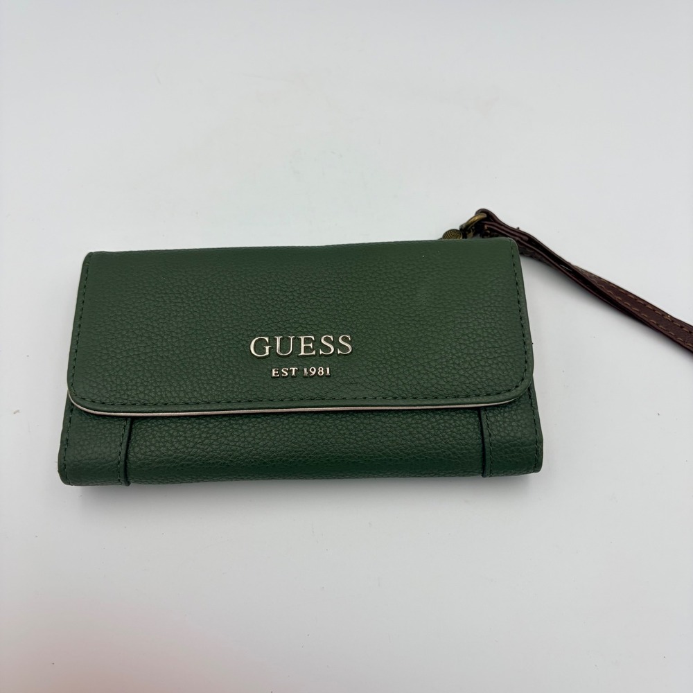 GUESS Hunter Green Pebbled Trifold Wristlet Wallet Metallic Gold Interior Logo